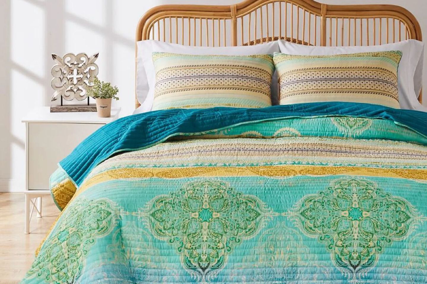 Greenland Home Fashions Aurora Reversible Quilt and Pillow Sham Set