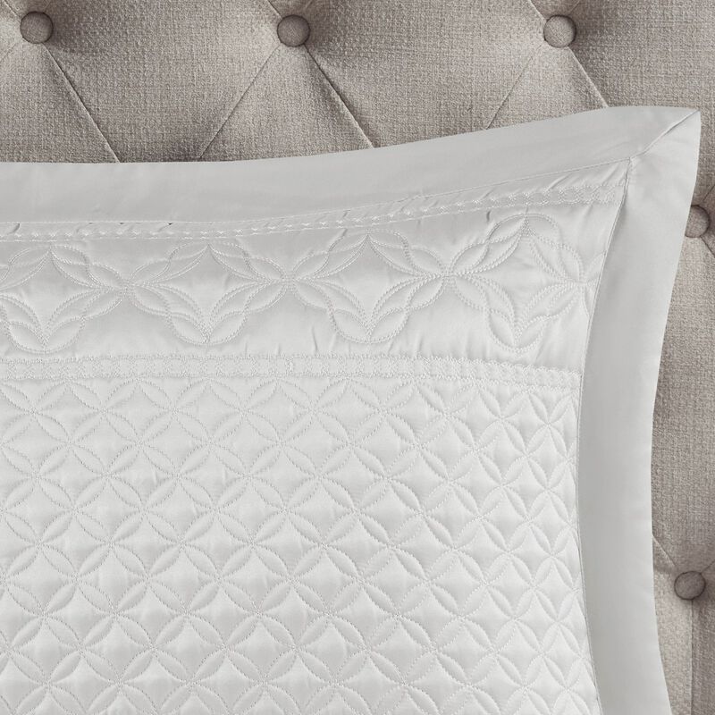 Gracie Mills Carney 3-Piece Neoclassical-inspired Quilt Set