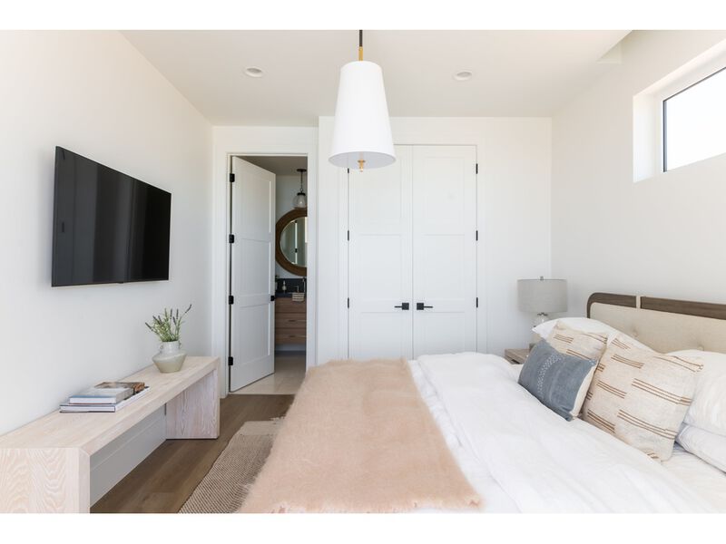 Bowery Pendant image number 1