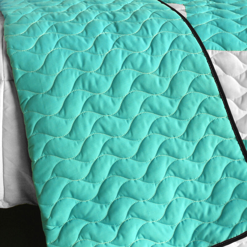 Queen Size 3-Piece Vermicelli Quilted Patchwork Quilt Set with Matching Shams image number 4