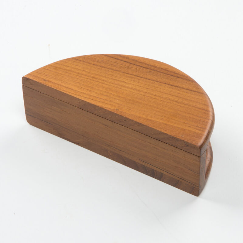 HomeRoots 6" Brown Solid Wood Napkin Holder image number 3