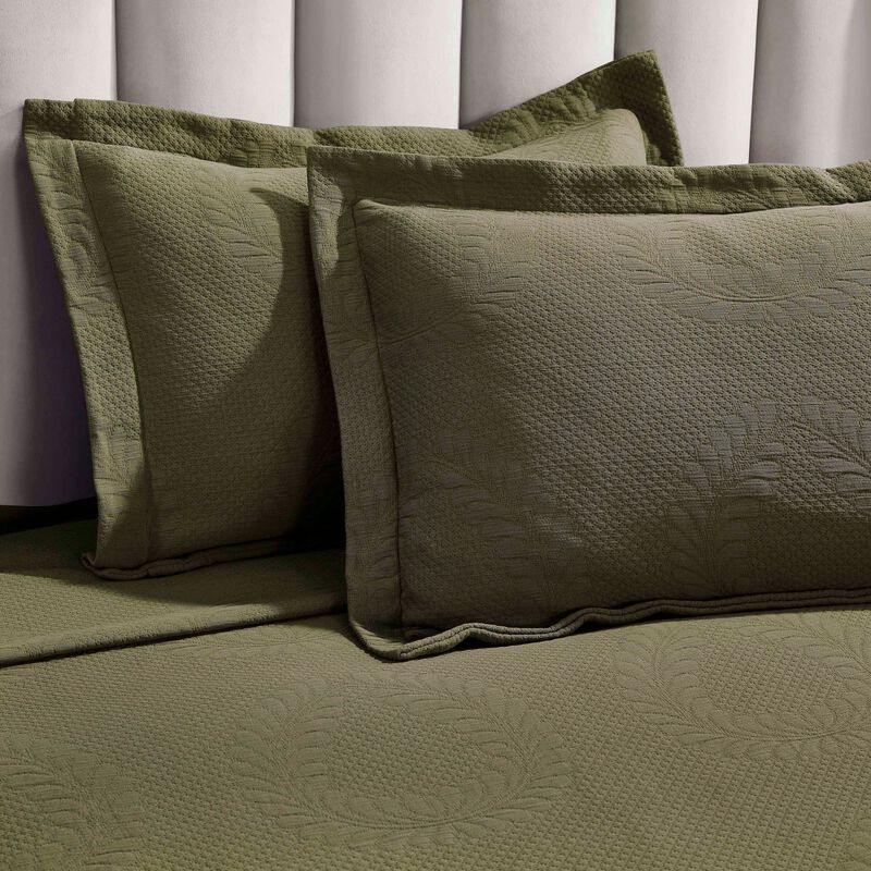 Lightweight 3-Piece Matelasse Bedspread Set Floral Wreath Design image number 3