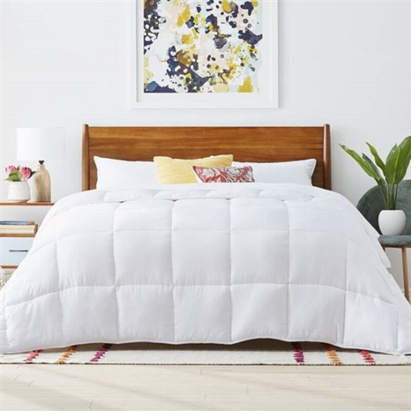 Cozy Polyester Down Alternative Comforter – All Seasons Plush White Bedding for Year-Round Use