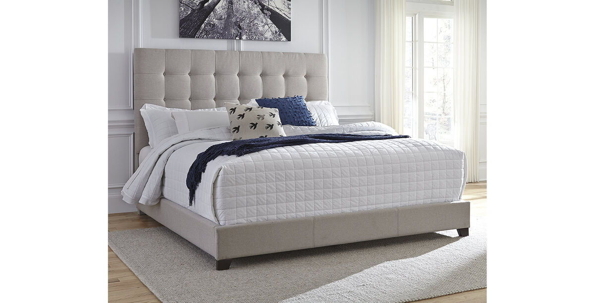 Dolante Queen Upholstered Bed