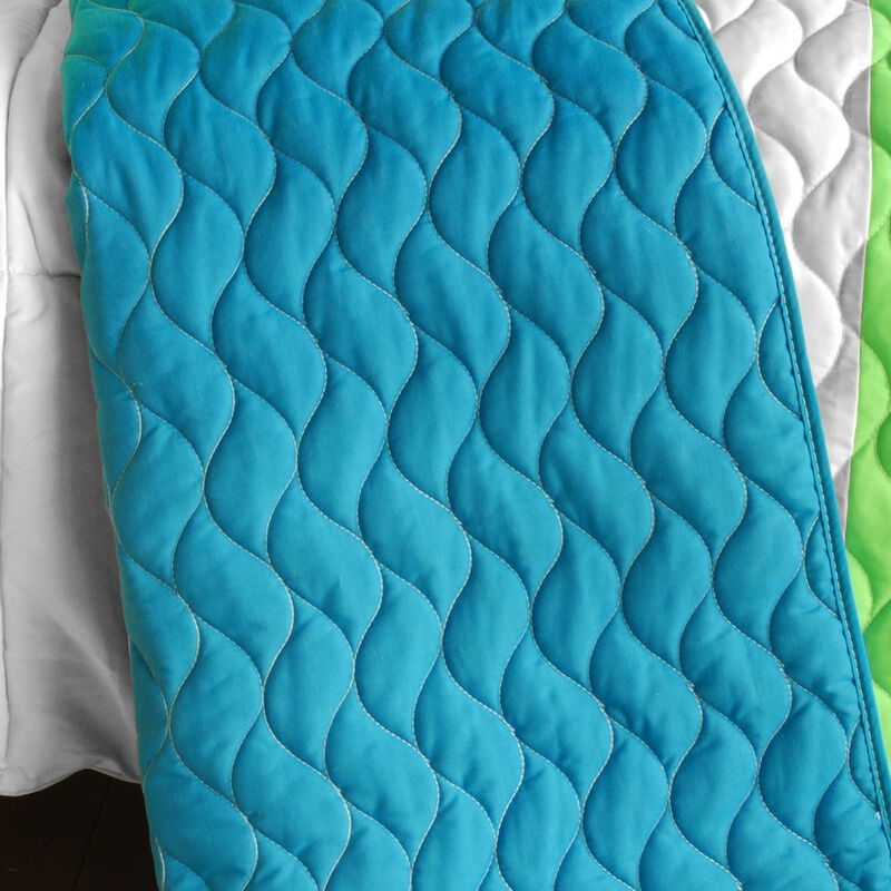 Queen Size Reversible Quilt Set 3 Piece with Vermicelli Quilting and Geometric Pattern-Green image number 3