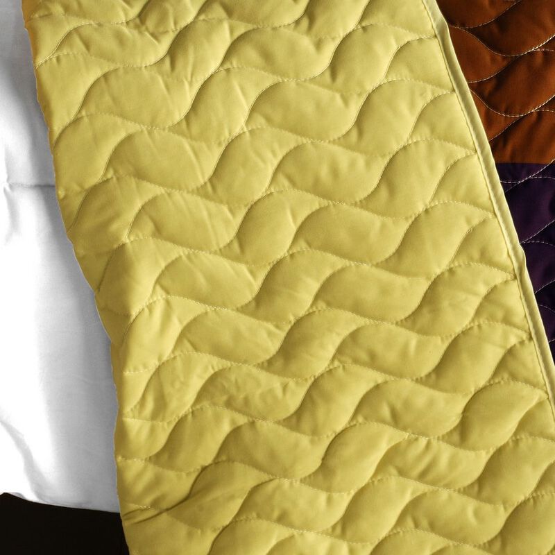 3-Piece Quilted Patchwork Quilt Set Lightweight Cozy Bedding image number 4