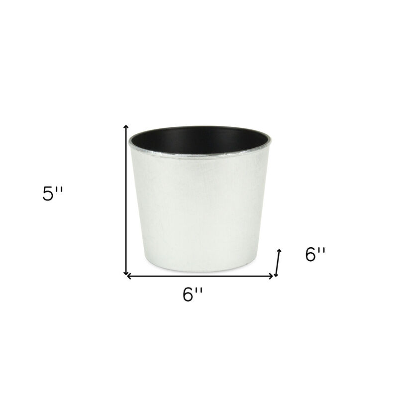 Classic Round Plastic Planter for Indoor and Outdoor Plant Display