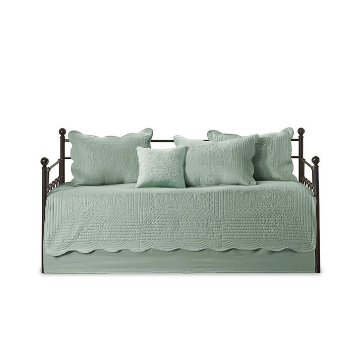 Gracie Mills Salvatore 6-Piece Reversible Cottage-Inspired Scalloped Edges Daybed Set