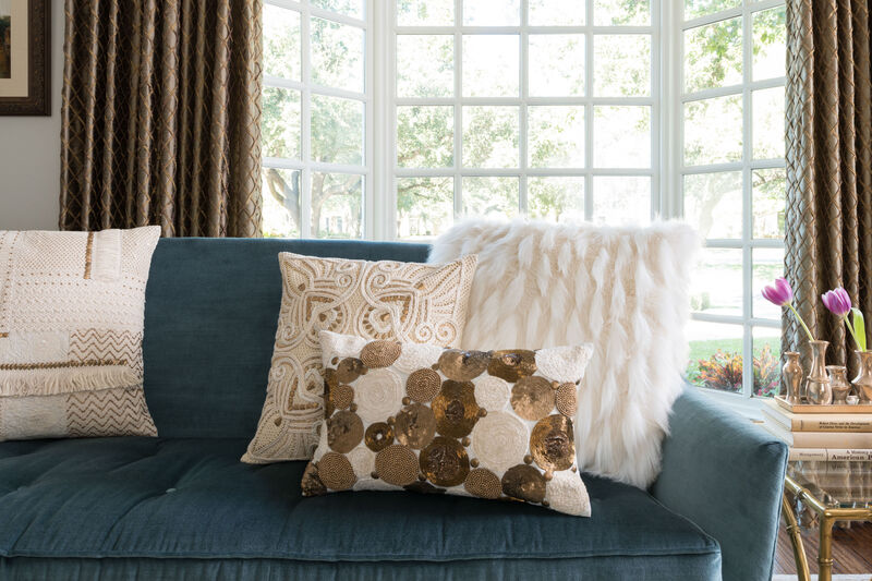 P0265 White 22"x22" Down Pillow