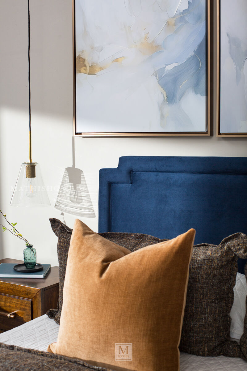 Hollis Queen Upholstered Bed