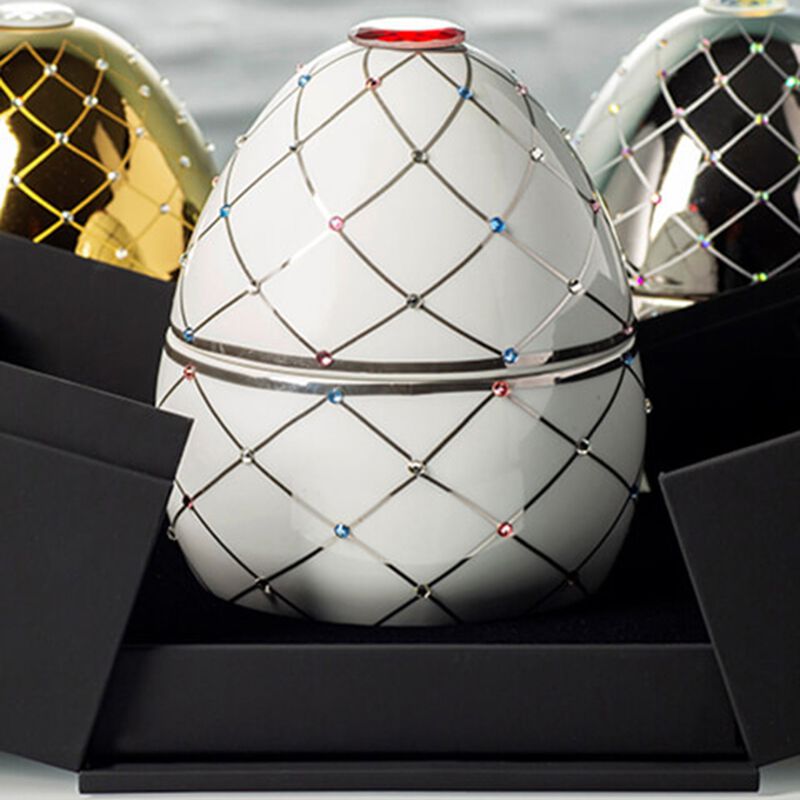 Candle in Ceramic Egg BOIS DE ROUSSIE 16 oz White Silver Stripes 6.5 diam. x 7.48 in image number 2