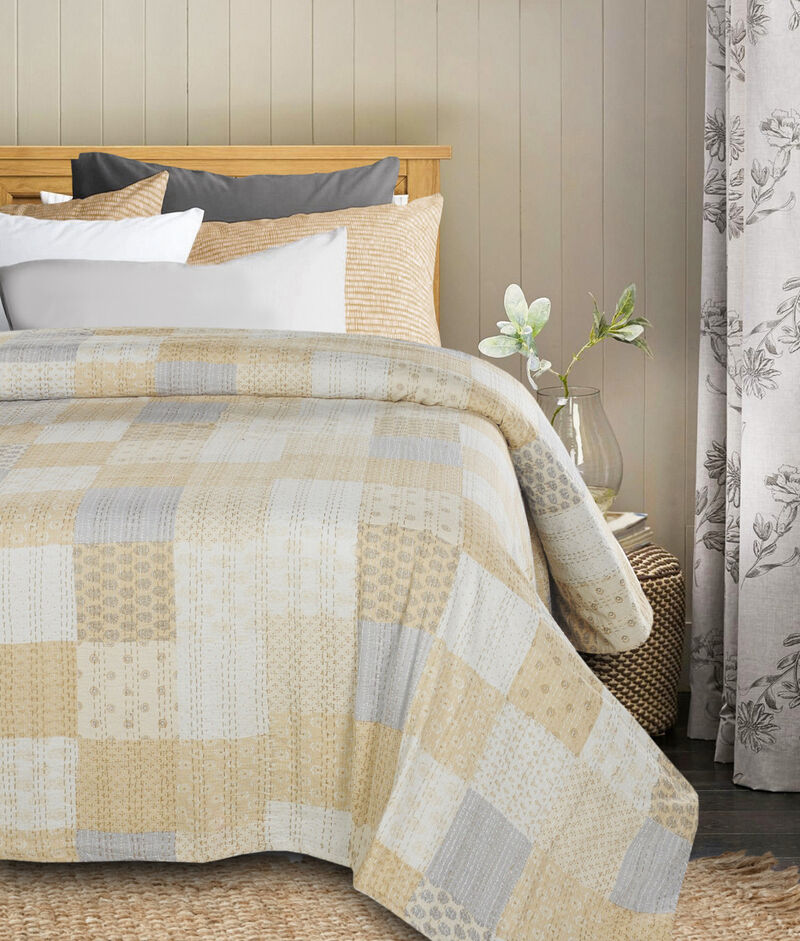 Cozy Cotton Geometric Throw for Stylish Home Decor and Year-Round Comfort