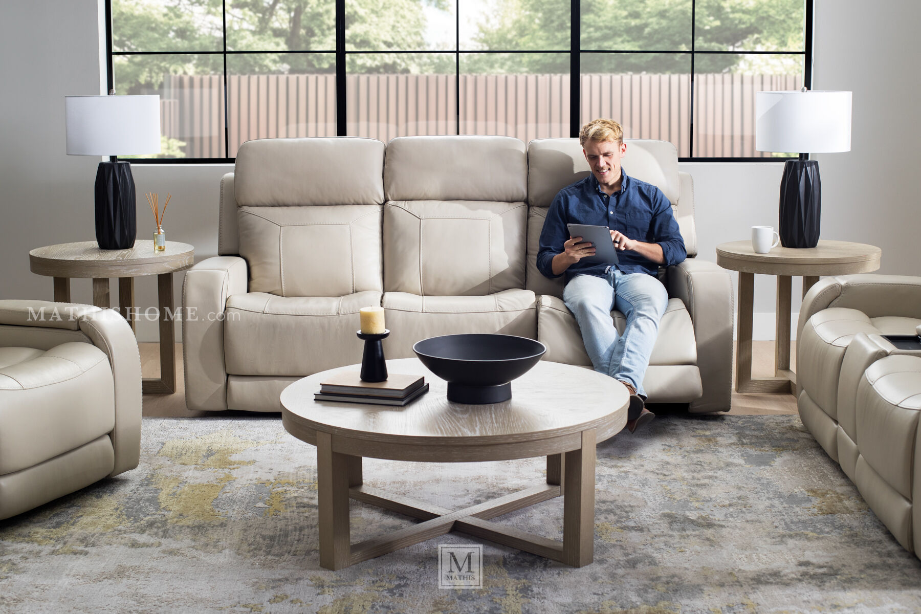 STEVEJオットマン Stevenson Immersive Audio Power Loveseat | Mathis Home