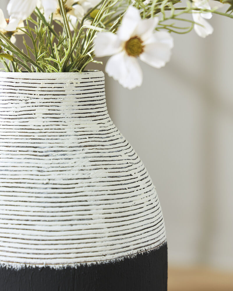 Girtha Vase image number 2