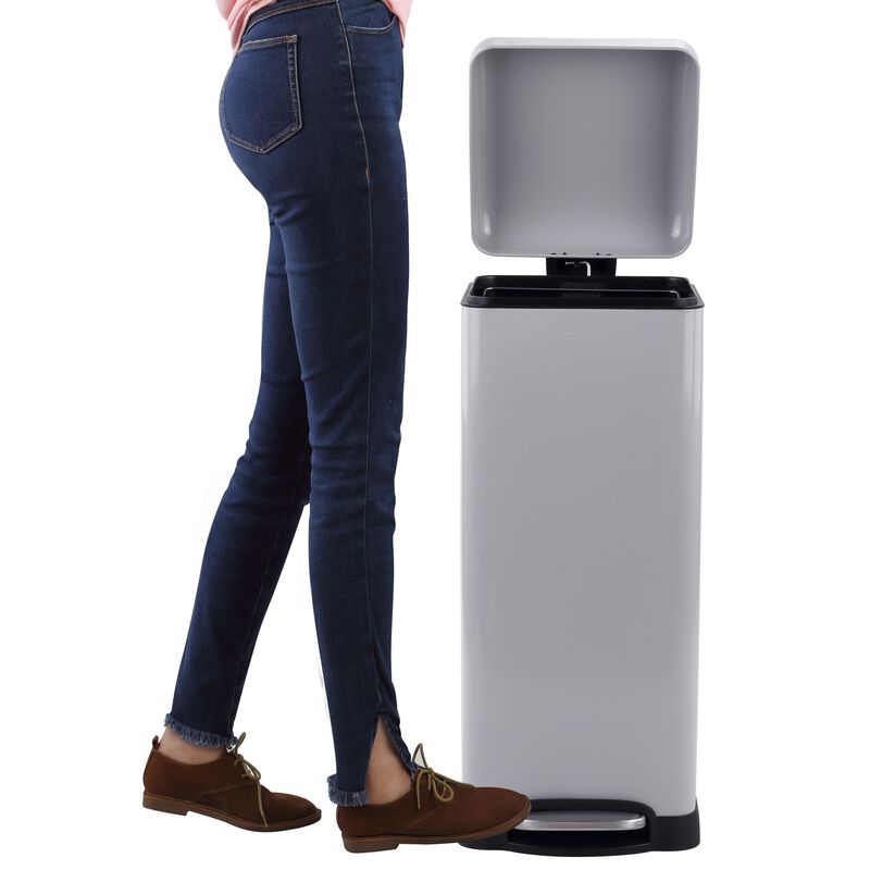 Betty Retro 8-Gallon Step-Open Trash Can