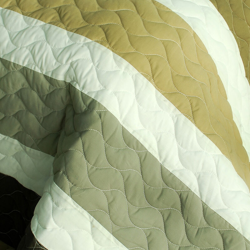 Full Queen Cry Wolf 3 Piece Patchwork Quilt Set with Vermicelli Quilting image number 4