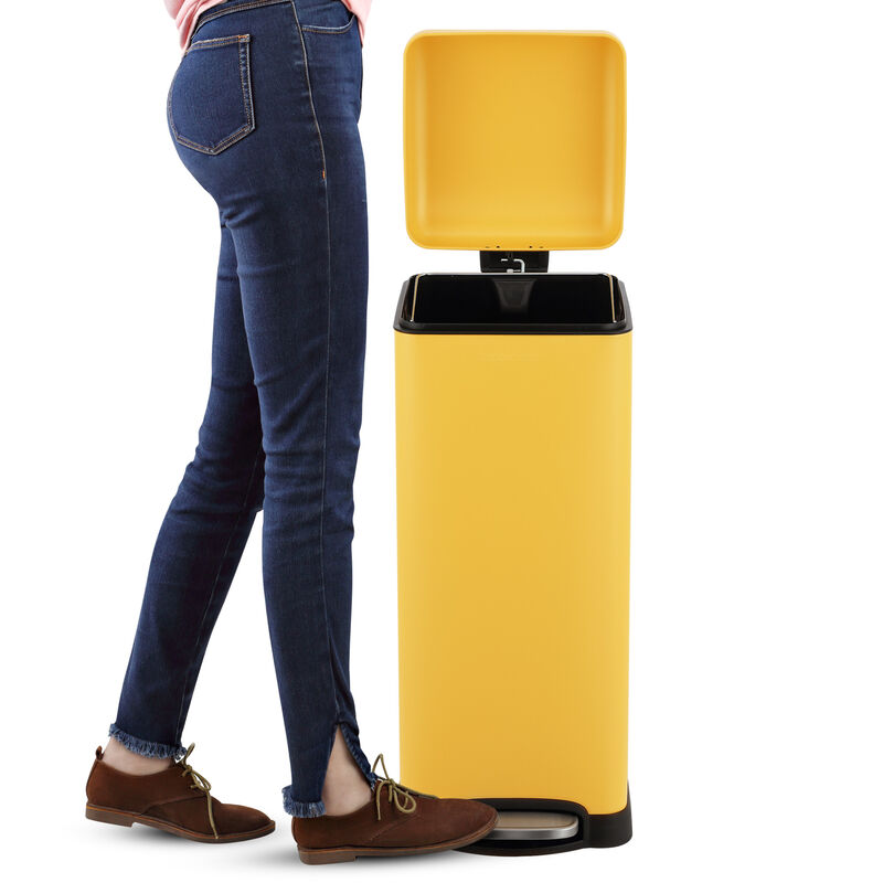 Betty Retro 8-Gallon Step-Open Trash Can
