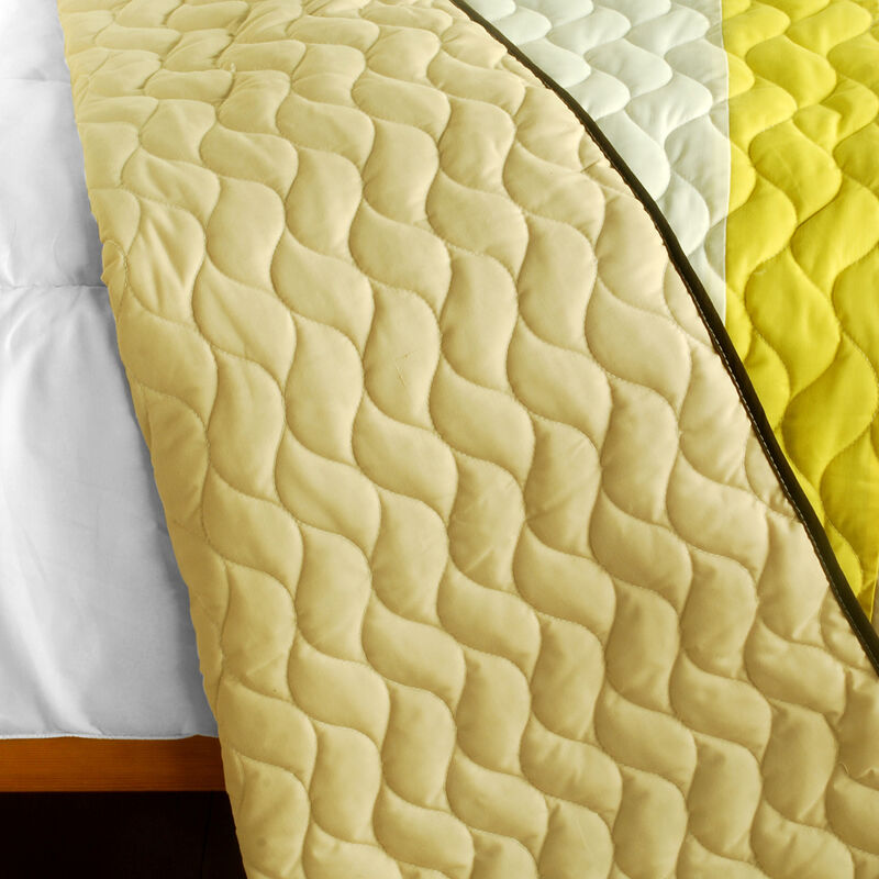 3 piece Luxury Patchwork Quilt Set with Hand-Stitched Prints and Reversible Design-White image number 4