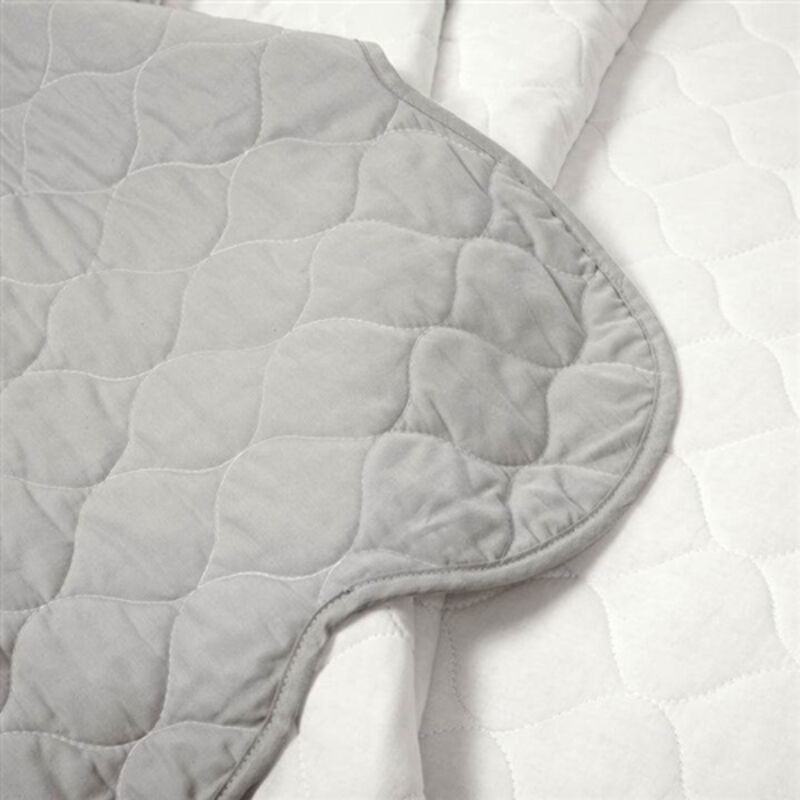 Scalloped Edge Reversible Thin Light Quilt Set for Cozy Bedding and Bedroom Decor