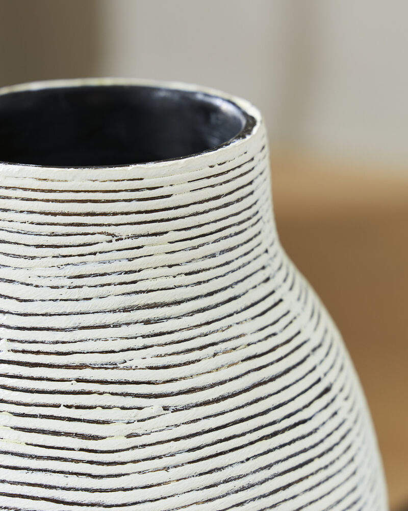 Girtha Vase image number 2