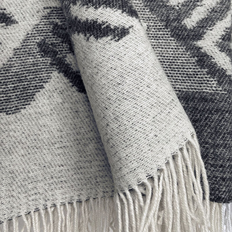 Mochica wool throw black