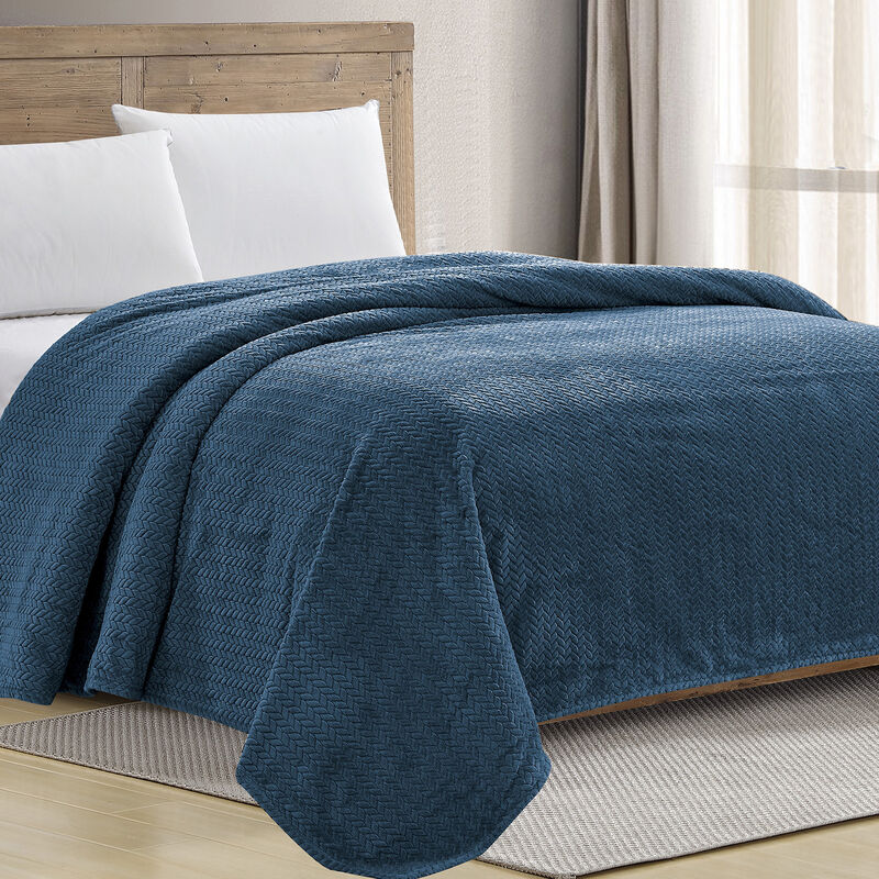 Plazatex Chevron Braided Stylish Soft Comfortable and Lightweight All Seasons Blanket King Navy