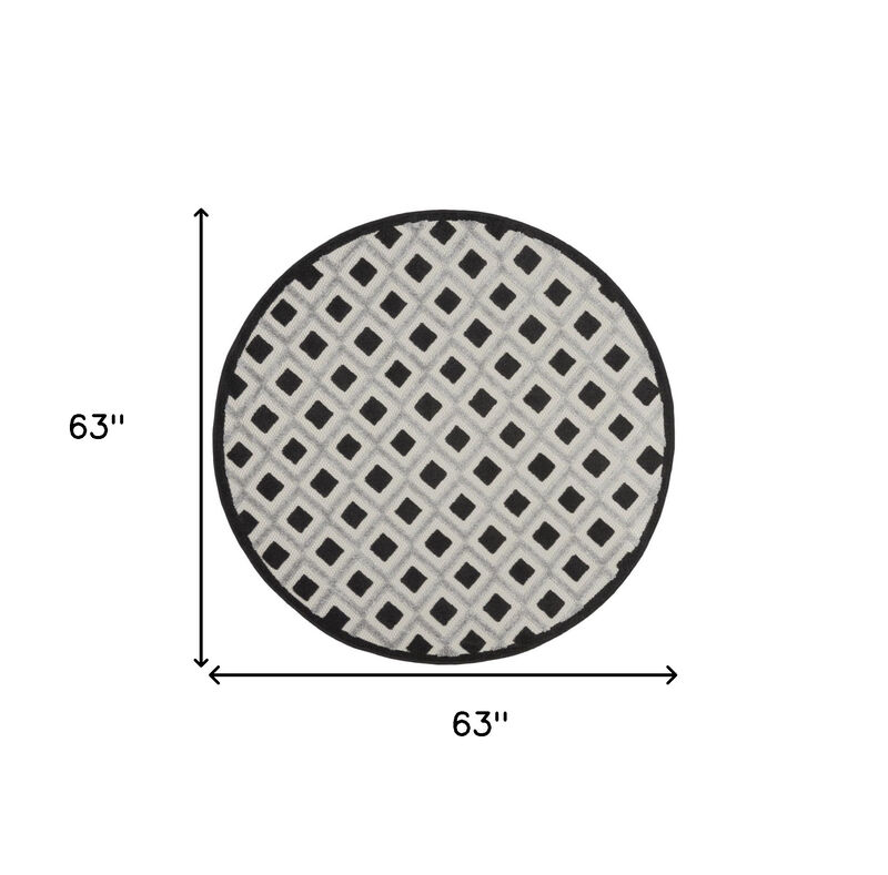 HomeRoots 5' Black And White Round Geometric Indoor Outdoor Area Rug image number 6