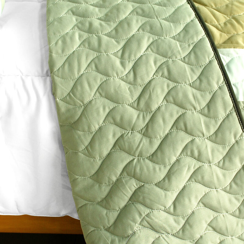 Full Queen Cry Wolf 3 Piece Patchwork Quilt Set with Vermicelli Quilting image number 3
