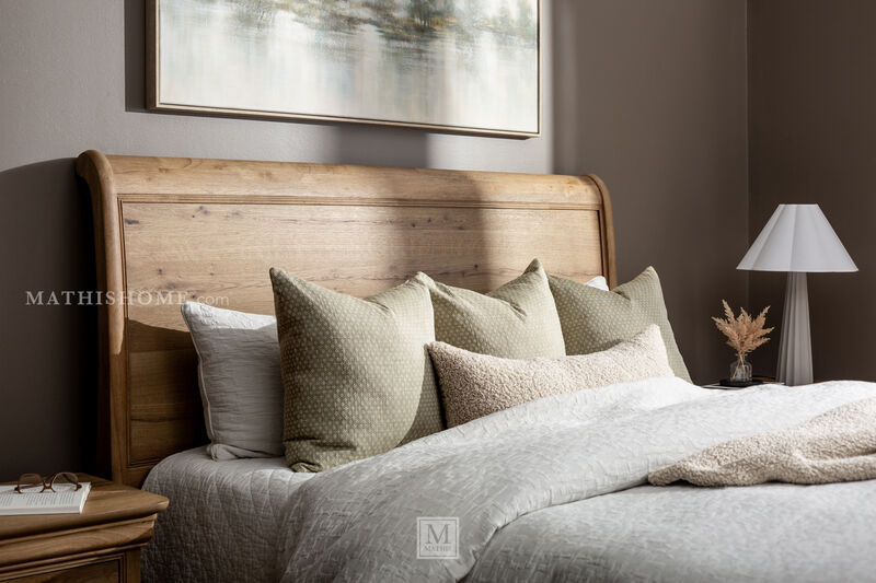 Chateau Philippe King Sleigh Bed image number 3