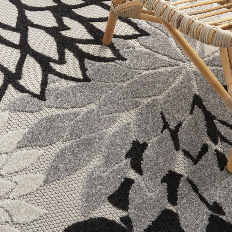 HomeRoots 6' X 9' Black And White Floral Indoor Outdoor Area Rug image number 5
