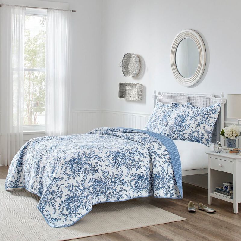 Hivvago King size 3 Piece Bed-in-a-Bag Reversible Blue White Floral Cotton Quilt Set