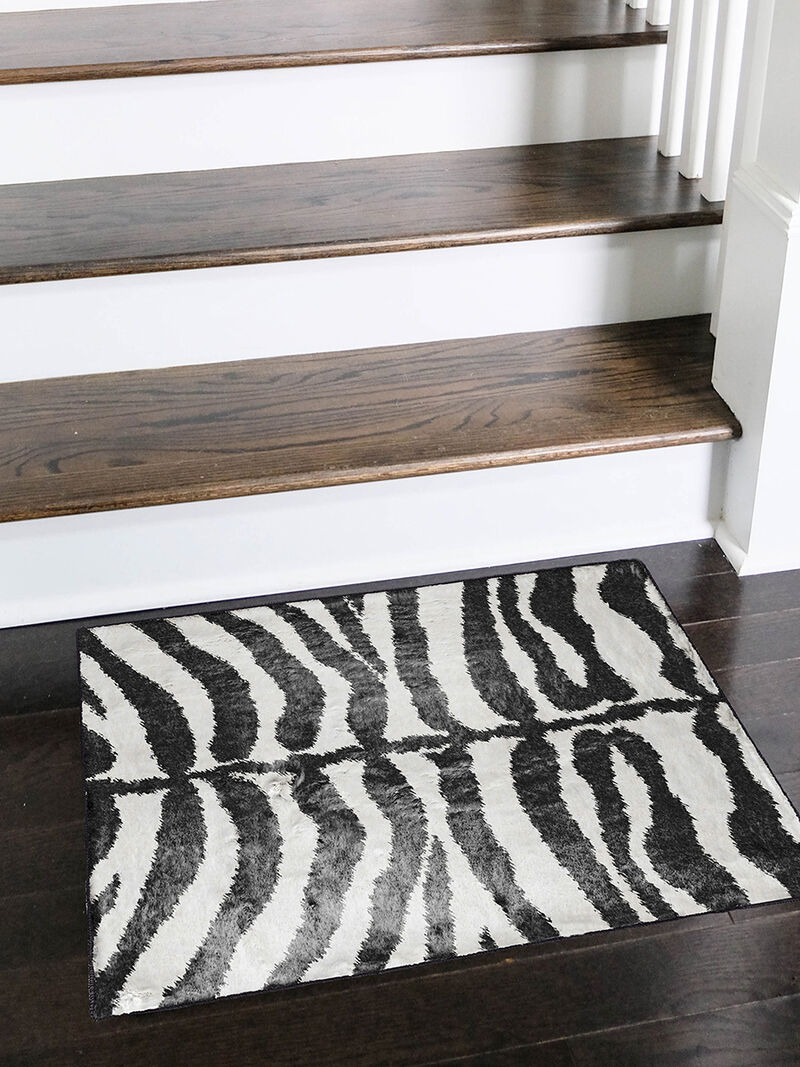 Akina AK1 Ivory 20" x 30" Rug