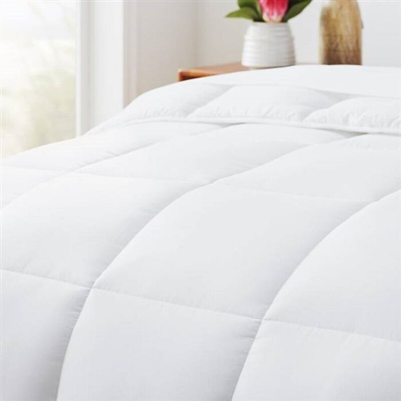 Cozy Polyester Down Alternative Comforter – All Seasons Plush White Bedding for Year-Round Use