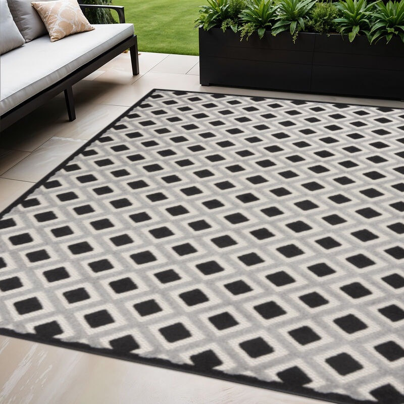 HomeRoots 5' X 8' Black And White Geometric Indoor Outdoor Area Rug image number 1