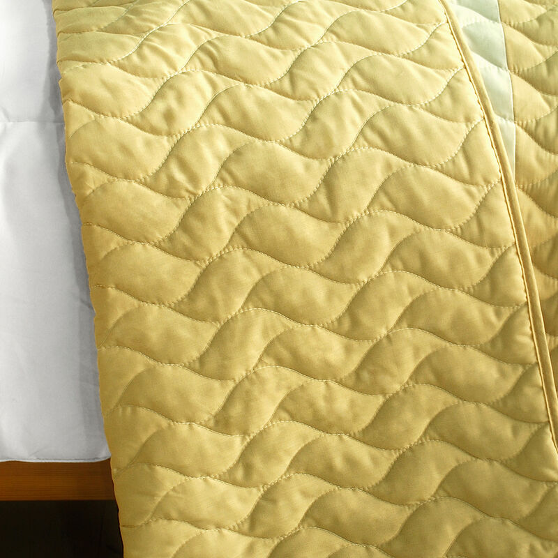 3-Piece Quilted Patchwork Quilt Set Lightweight All-Season Bedding image number 3
