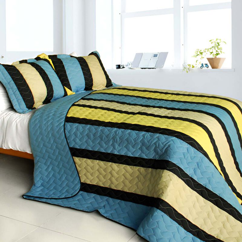 Full Queen Cry Wolf 3 Piece Patchwork Quilt Set with Vermicelli Quilting image number 0