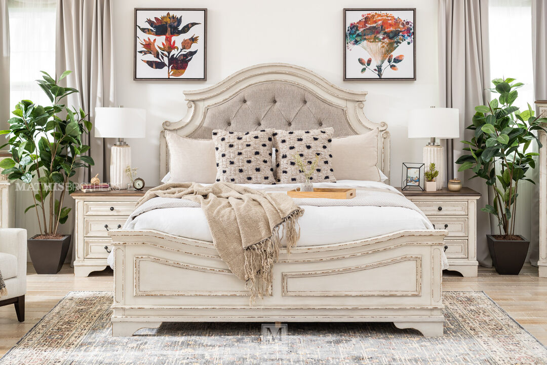 Ashley Realyn Queen Panel Bed in Chipped White