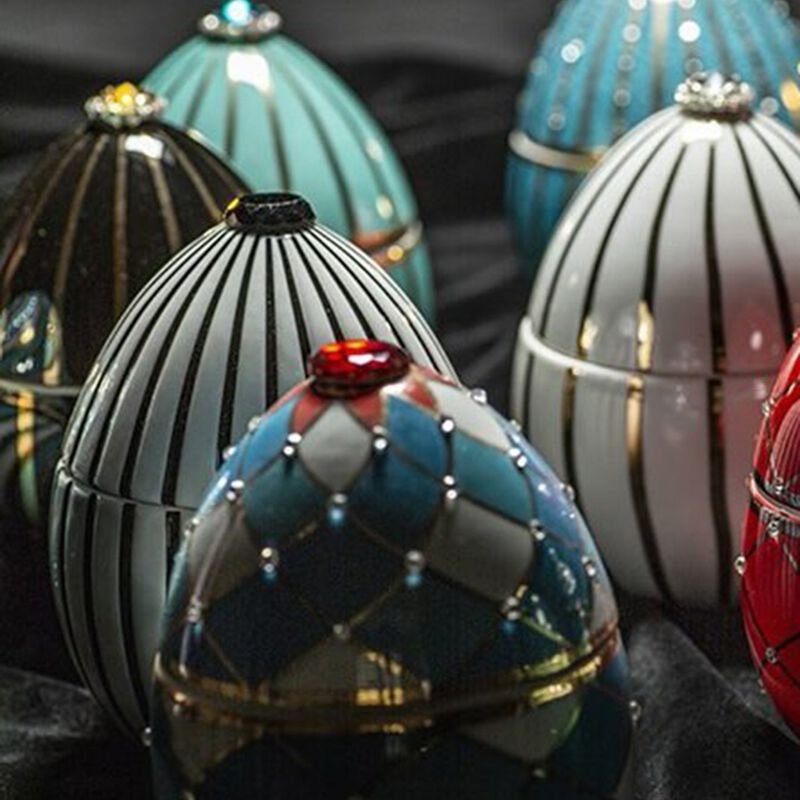 Candle in Ceramic Egg BOIS DE ROUSSIE 7 oz White Black Stripes 5.12 diam. x 6.5 in image number 2