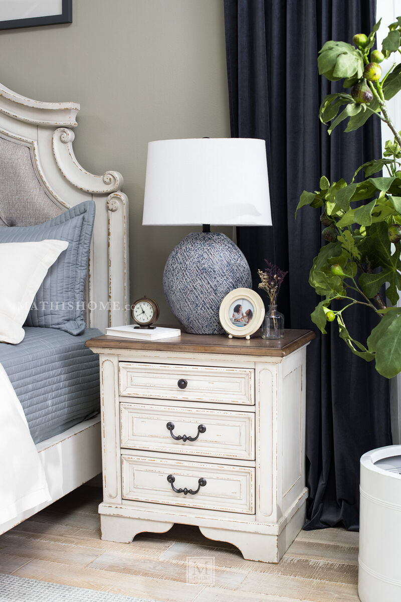 Realyn 5-Piece Bedroom Set