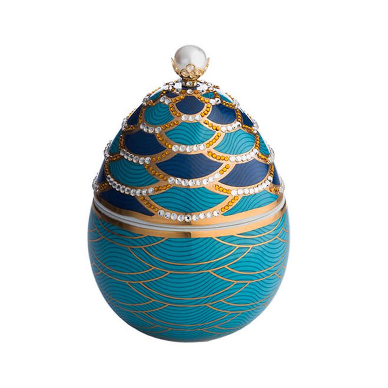 Candle in Ceramic Egg BOIS DE ROUSSIE 7 oz Blue with Gold Scales 5.12 diam. x 6.5 in image number 0
