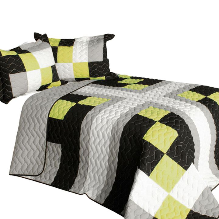 3-Piece Patchwork Quilt Set with Vermicelli Quilting for All-Season Comfort