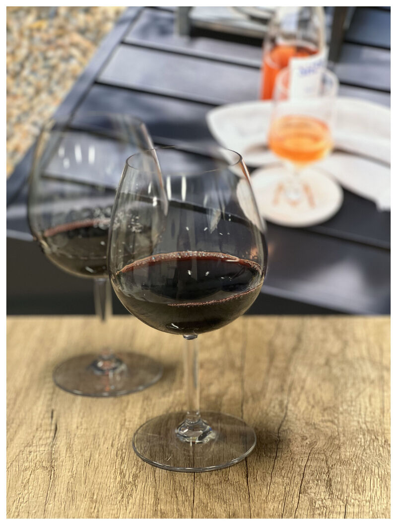 Set of 4 Tritan Plastic Stemmed Wine Glasses with Dimpled Round Bowl for Drinks