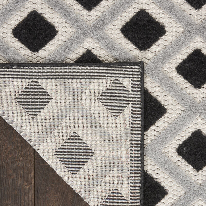 HomeRoots 4' X 6' Black And White Geometric Indoor Outdoor Area Rug image number 5