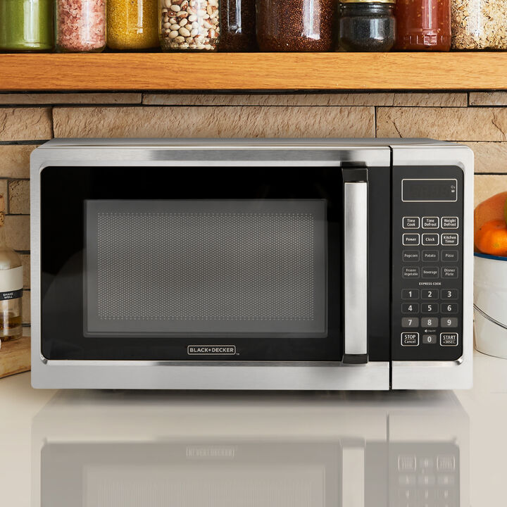 Black + Decker 0.9 Cu Ft 900W Digital Microwave Oven With Turntable in Stainless Steel