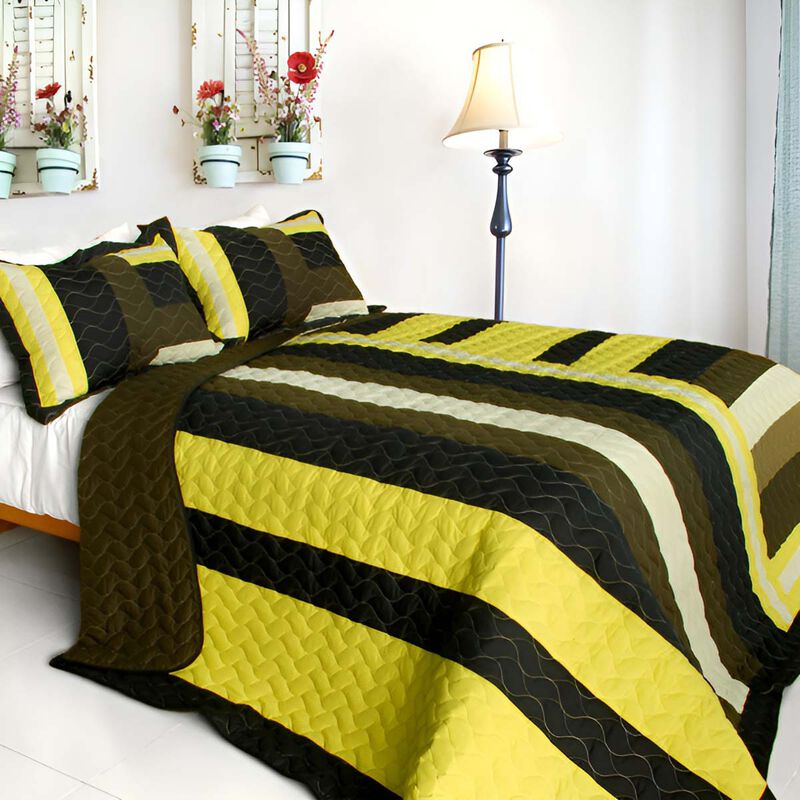 Quilted Patchwork Quilt Set 3-Piece with Matching Pillow Shams image number 0