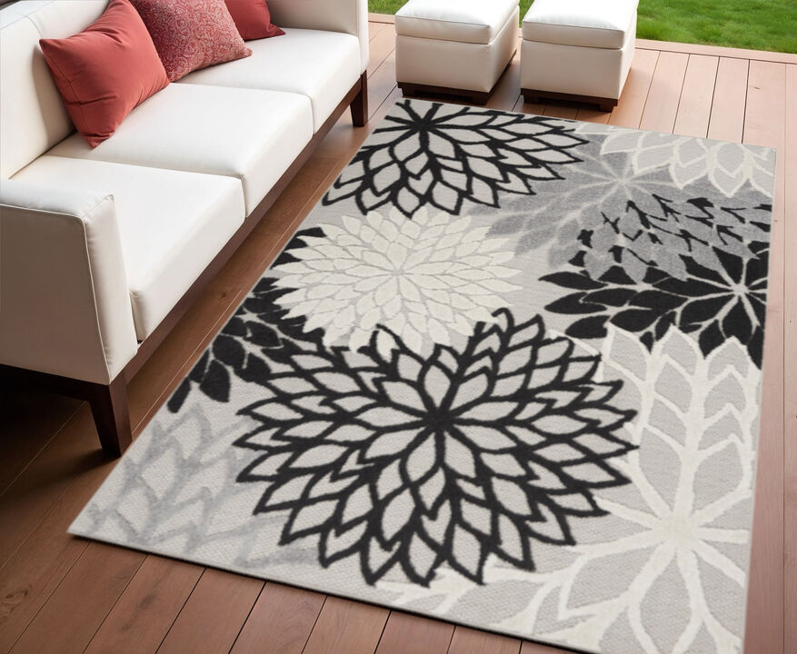 HomeRoots 4' X 6' Black And White Floral Indoor Outdoor Area Rug