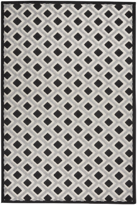 HomeRoots 4' X 6' Black And White Geometric Indoor Outdoor Area Rug