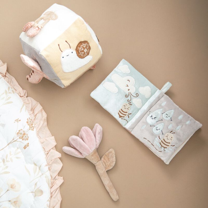 Violet Soft Activity Book image number 5