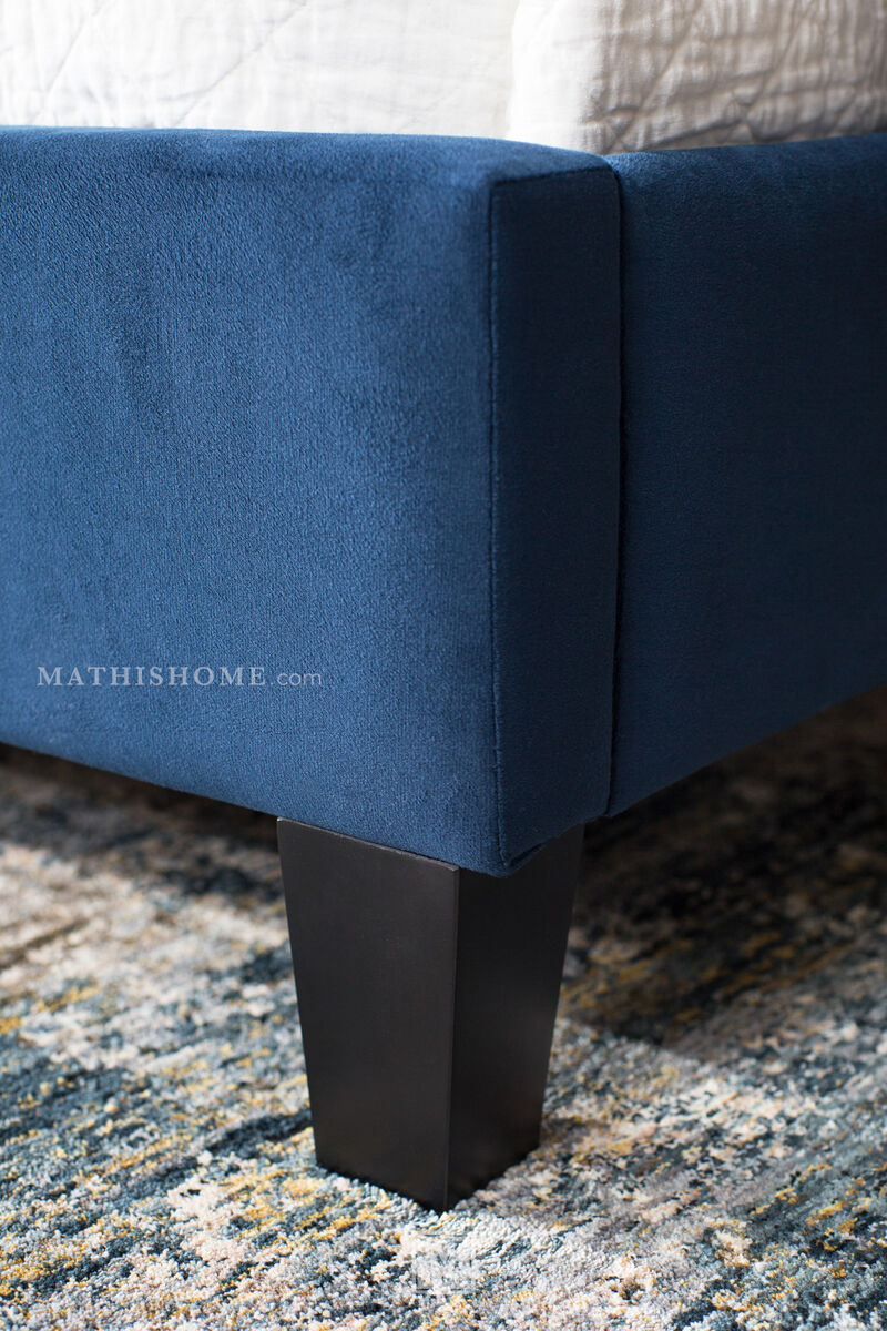 Hollis Queen Upholstered Bed