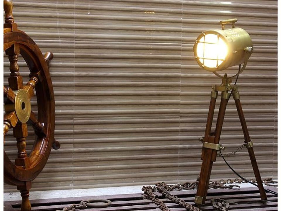 Table Lamp &ndash; Vintage Wooden Tripod LED Spotlight, Antique Searchlight Desk D&eacute;cor